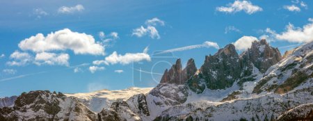 Foto de Fassa Dolomites, Patrimonio de la Humanidad por la UNESCO: el grupo Pale di San Martino visto desde Fuciade, Trentino. - Imagen libre de derechos