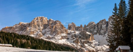 Foto de Dolomiti paisaje de invierno, nieve y picos de Pale di San Martino vista desde Val Venegia, en el parque natural de Trentino. - Imagen libre de derechos