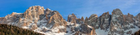 Foto de Fassa Dolomites: algunos picos del grupo Pale di San Martino vistos desde Val Venegia, Trentino. - Imagen libre de derechos
