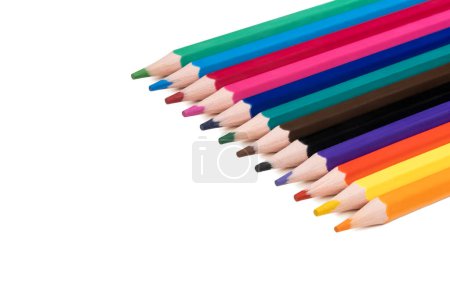Téléchargez les photos : Fournitures de dessin : crayons de couleur assortis, isolés sur fond blanc - en image libre de droit
