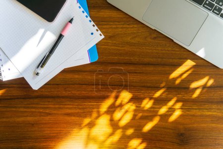 Foto de Mesa de escritorio de oficina de madera con portátil, notebook y pluma. - Imagen libre de derechos
