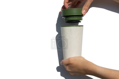 Téléchargez les photos : Tasse à café réutilisable. Recharge. Utilisation durable. Concept zéro déchet. - en image libre de droit