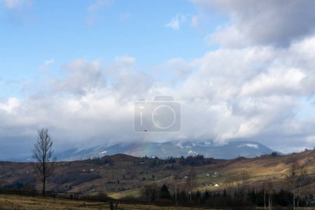 Téléchargez les photos : Hiver sans neige, arc-en-ciel en montagne - en image libre de droit