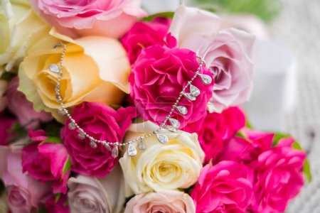 Foto de Primer plano de un hermoso ramo de bodas con rosas amarillas, blancas, rosadas y carmesí. Foto de alta calidad. - Imagen libre de derechos
