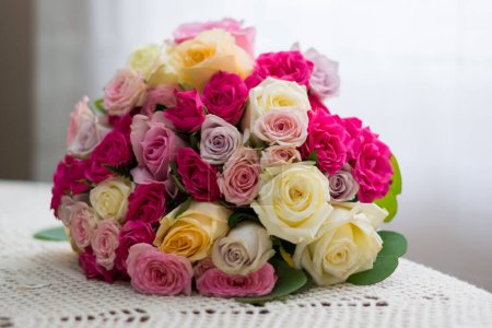 Téléchargez les photos : Gros plan d'un beau bouquet de mariage avec des roses jaunes, blanches, roses, pourpres. Photo de haute qualité. - en image libre de droit