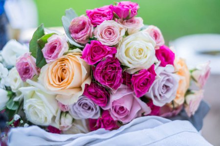 Téléchargez les photos : Gros plan d'un beau bouquet de mariage avec des roses jaunes, blanches, roses, pourpres. Photo de haute qualité. - en image libre de droit