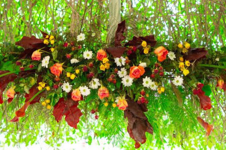 Foto de Wedding ceremony decoration with roses. Close-up of a wedding bouquet. Autumn floral bouquet. - Imagen libre de derechos