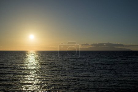 Foto de Hermosa puesta de sol en la playa. Hermoso fondo natural. Bonito cielo. Fondo de naturaleza. - Imagen libre de derechos