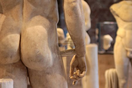 Foto de Primer plano de una estatua griega de un hombre. Escultura de torso masculino. Museo del Louvre. Primer plano de un cuerpo romano masculino. - Imagen libre de derechos