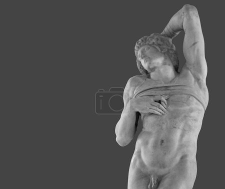 Foto de El esclavo moribundo es una escultura del artista renacentista italiano Miguel Ángel. Cierre de un cuerpo de hombre. Louvre. París. Aislado sobre un fondo gris. - Imagen libre de derechos