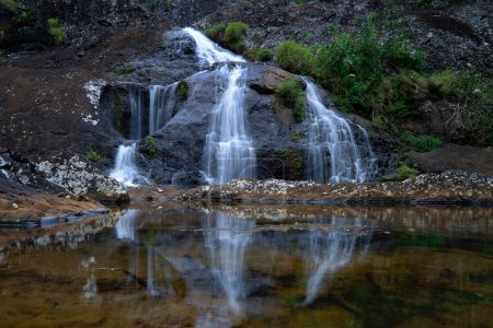 Téléchargez les photos : Une belle cascade parmi les rochers. Fond naturel. Chutes. Photo de haute qualité - en image libre de droit