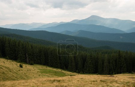 Foto de Hoverla montaña la montaña más alta de Ucrania en la cresta de la montaña Chornohora en las montañas de los Cárpatos, vista desde la cresta de Kukul - Imagen libre de derechos
