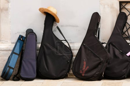 Bandura-Musikinstrumente in schwarzen Etuis in einer Reihe und einem Hut, Ukraine