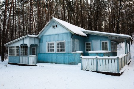 Altes Holzhaus im Winterwald, Yavoriv National Nature Park, Ukraine