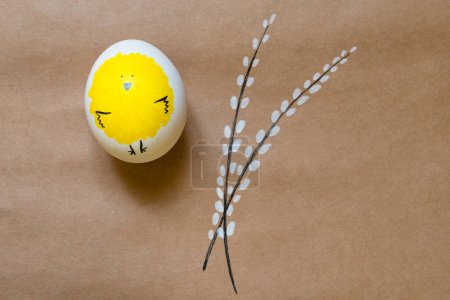Ajuste conceptual de la mesa de Pascua con huevos pintados como fondo