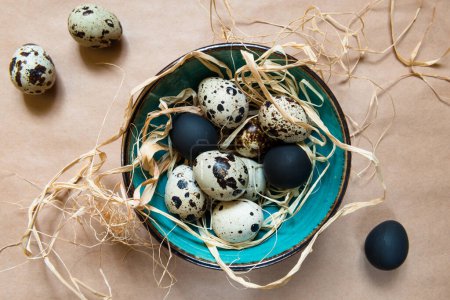 Téléchargez les photos : Cadre de table de Pâques conceptuel avec des œufs peints comme fond - en image libre de droit