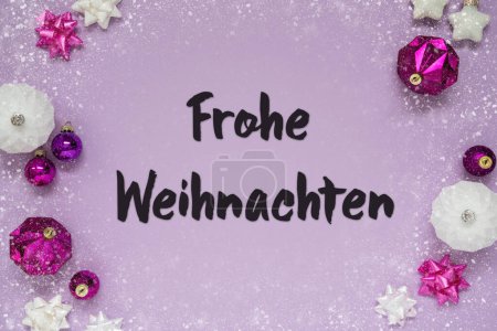 Foto de Tarjeta de Navidad con texto alemán Frohe Weihnachten significa Feliz Navidad. Fondo de Navidad púrpura con decoración romántica y brillante como bolas y copos de nieve - Imagen libre de derechos