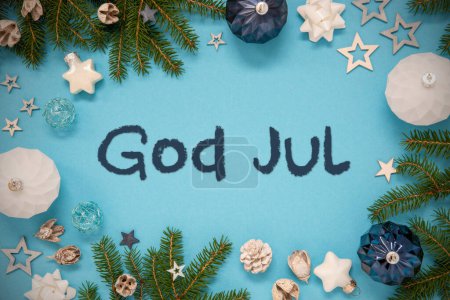 Téléchargez les photos : Carte de Noël avec texte suédois Dieu juil signifie Joyeux Noël. Arrière-plan turquoise et bleu avec des ornements et des décorations comme l'épinette et la branche de sapin, les boules et les étoiles. - en image libre de droit