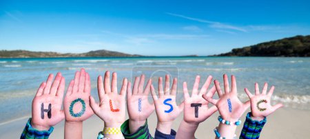 Téléchargez les photos : Enfants mains Construire mot anglais coloré holistique. Été Océan, mer et plage comme toile de fond. - en image libre de droit