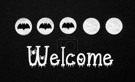 Foto de Fondo negro de Halloween con puntos blancos con murciélagos y texto Bienvenido - Imagen libre de derechos