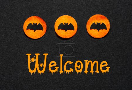 Foto de Fondo negro de Halloween con tres puntos naranjas con murciélagos y texto Bienvenido - Imagen libre de derechos