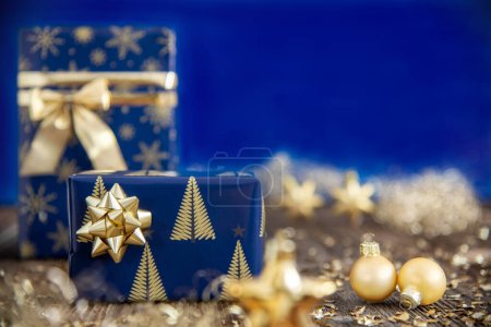 Foto de Regalos de Navidad en oro y azul con espacio de copia - Imagen libre de derechos