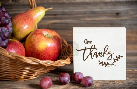 Herbstdekoration mit Birnen, Äpfeln und Trauben, Erntedank-Hintergrund, Herbstzeit und Text Danke sagen