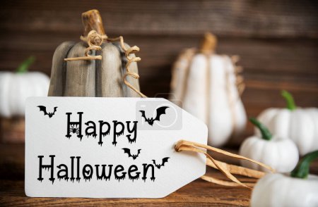 Foto de Decoración de otoño con calabazas, Decoración de otoño rústico con texto de etiqueta Feliz Halloween - Imagen libre de derechos