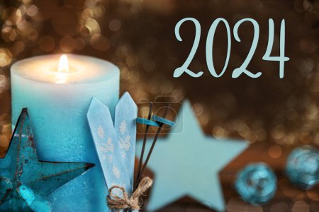 Foto de Texto 2024, Primeros planos de las velas con decoración navideña festiva, fondo de invierno, turquesa, corazón y estrella - Imagen libre de derechos
