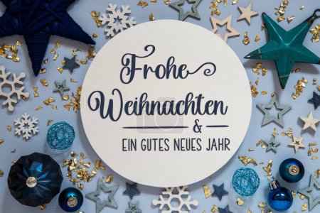 Foto de Texto alemán Frohe Weihnachten Und Ein Gutes Neues Jahr, significa Feliz Navidad y Feliz Año Nuevo en Inglés, Decoración azul de invierno y Navidad, Fondo de Navidad, Pisos de invierno con inicio y - Imagen libre de derechos