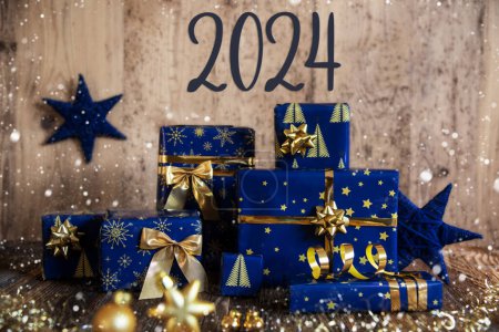 Foto de Texto 2024, fondo de madera, regalos azules de Navidad, nevadas, regalos y decoración de invierno - Imagen libre de derechos