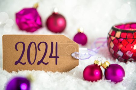 Foto de Etiqueta con el texto 2024, Fondo de nieve blanca con bolas de Navidad púrpura, Navidad y decoración de invierno - Imagen libre de derechos