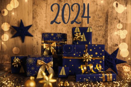 Foto de Texto 2024, muchos regalos azules de Navidad, fondo de Navidad, decoración de invierno de madera - Imagen libre de derechos