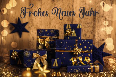 Foto de Texto alemán Frohes Neues Jahr, Significa Feliz Año Nuevo en Inglés, Muchos regalos azules de Navidad, Fondo de Navidad, Decoración de invierno de madera - Imagen libre de derechos