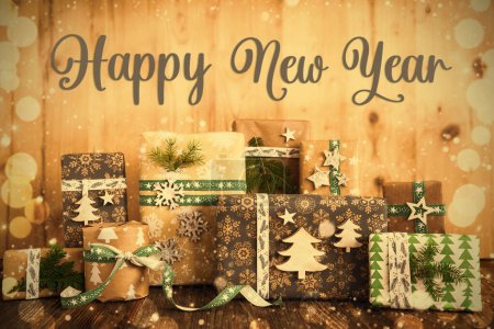 Foto de Texto Feliz Año Nuevo, Ecológico, Sostenible, Rústico, Regalos de Navidad envueltos verdes, Fondo de Invierno - Imagen libre de derechos