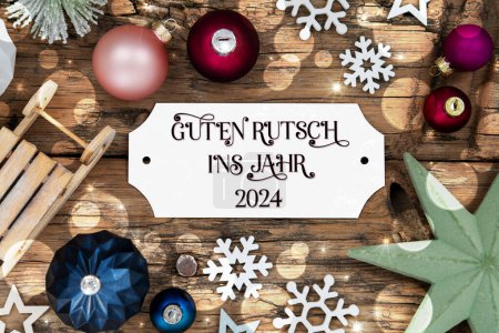 Téléchargez les photos : Décor de Noël coloré avec Bokeh, boules de Noël et flocons de neige, avec signe avec texte allemand Guten Rutsch Ins Jahr 2024, ce qui signifie bonne année 2024 en anglais - en image libre de droit