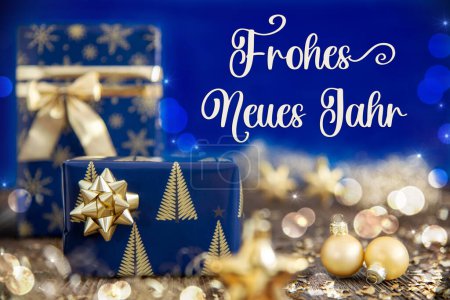 Foto de Texto alemán Frohes Neues Jahr, Significa Feliz Año Nuevo en Inglés, Golden Blue Shiny Christmas Decor, Fondo de Invierno - Imagen libre de derechos