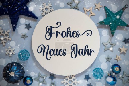 Foto de Decoración azul de Navidad con estrellas, bolas de Navidad y firma con texto alemán Frohes Neues Jahr, lo que significa feliz año nuevo en inglés - Imagen libre de derechos