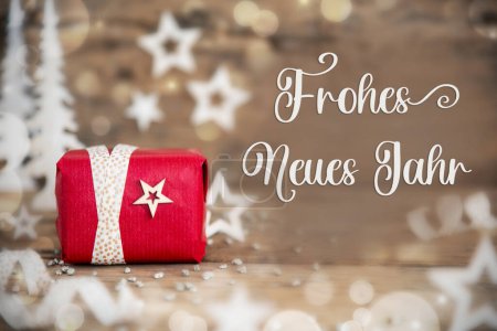 Foto de Texto alemán Frohes Neues Jahr, significa feliz año nuevo en inglés, con regalo de Navidad, fondo de madera, estrellas, decoración de invierno o Navidad - Imagen libre de derechos