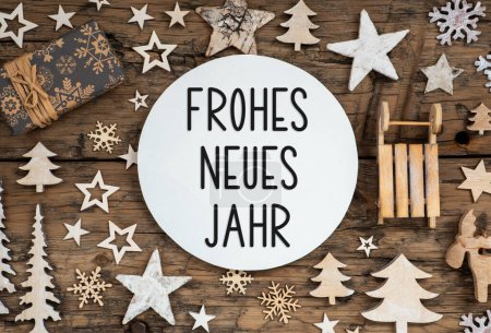 Foto de Texto alemán Frohes Neues Jahr, Significa Feliz Año Nuevo en Inglés, Sobre fondo de madera, Decoración natural de Navidad, Invierno Eco Friendly Flatlay - Imagen libre de derechos