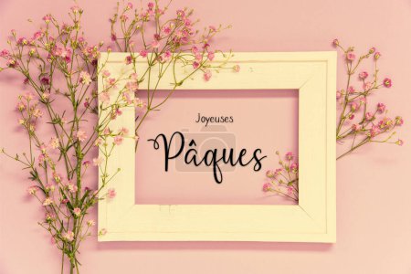 Vintage Fotorahmen mit Ikebana Blumenarrangement mit französischem Text Joyeuses Paques Means Happy Easter. Retro Pastell Hintergrund