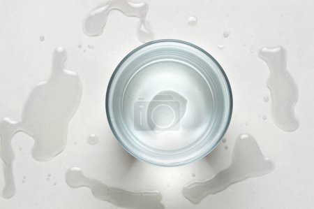 Téléchargez les photos : Spilled water glass with white background - en image libre de droit