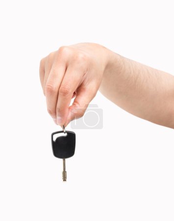 Téléchargez les photos : Main d'homme donnant une clé de voiture isolée sur un fond blanc - en image libre de droit