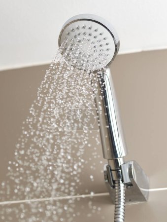 Foto de Primer plano del cabezal de ducha que fluye agua - Imagen libre de derechos