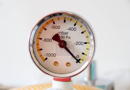 Foto de Manómetro de cilindro de oxígeno de cerca en el hospital - Imagen libre de derechos