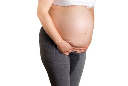 Téléchargez les photos : Plan recadré d'une femme enceinte méconnaissable brisant les eaux avec fond blanc - en image libre de droit
