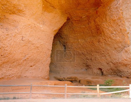 La Cuevona Höhle in Las Medulas, Spanien. Das Hotel liegt in Kastilien und Leon, Spanien, Europa, war ein römisches Zeitalter Goldgräberstätte.