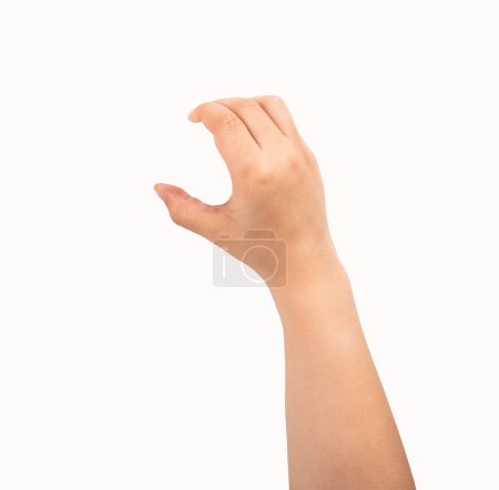 Primer plano de la mano del niño sosteniendo algunos como un objeto en blanco aislado sobre un fondo blanco