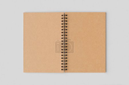 Foto de Kraft espiral notebook mockup, exterior. - Imagen libre de derechos