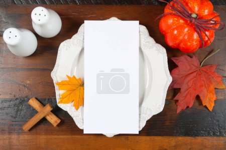 Otoño rústico Cena de Acción de Gracias producto Mockup. Cena 4x8 tarjeta de menú maqueta, estilo con hojas de otoño y calabaza sobre fondo de madera oscura.